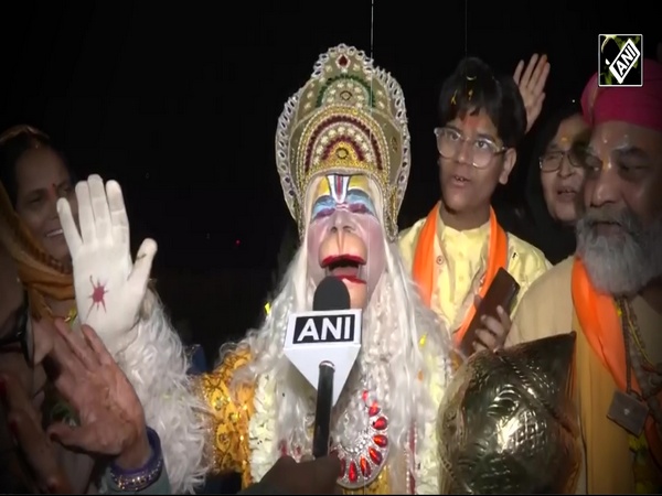 Devotee from Gwalior reaches UP’s Ayodhya in Lord Hanuman’s getup