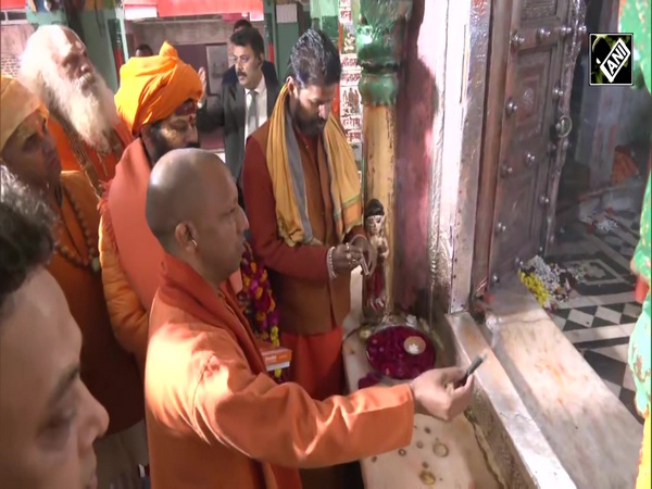 UP: CM Yogi Adityanath offers prayers at Hanuman Garhi Temple in Ayodhya