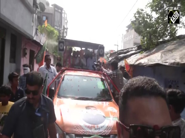 LS Polls 2024| BJP candidate Nitin Gadkari holds massive roadshow in Nagpur
