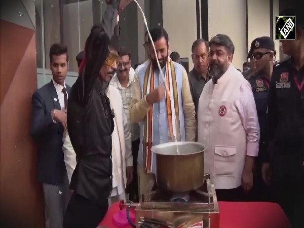 Iconic ‘Dolly Chaiwala’ serves tea to Haryana CM Nayab Singh Saini at Youtube Influencer’s Meet