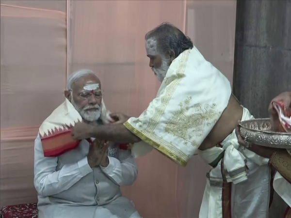 PM Modi offers prayers at Sri Raja Rajeshwara Swamy Devasthanam Temple in Telangana’s Karimnagar