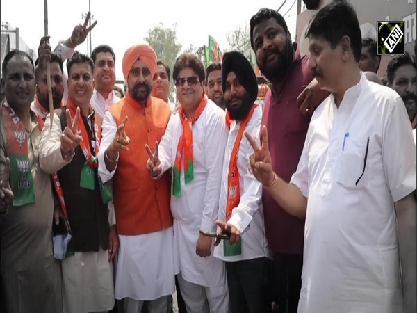 EAM S Jaishankar joins Taranjeet Singh Sandhu as he files nomination from Amritsar | Lok Sabha Polls