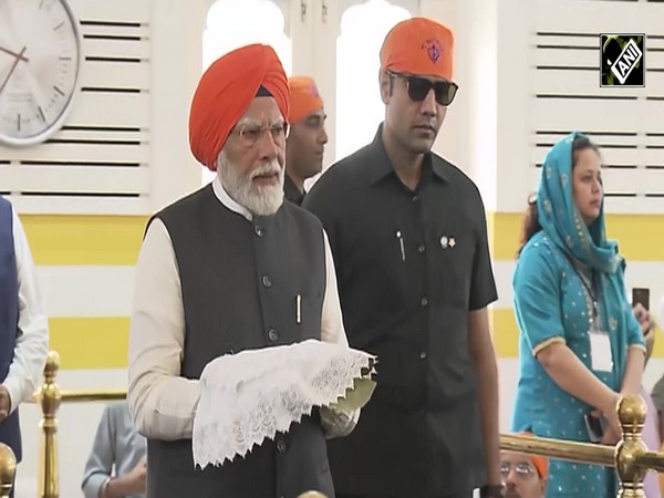 PM Modi performs ‘seva’, serves langar at Gurudwara Patna Sahib in Bihar