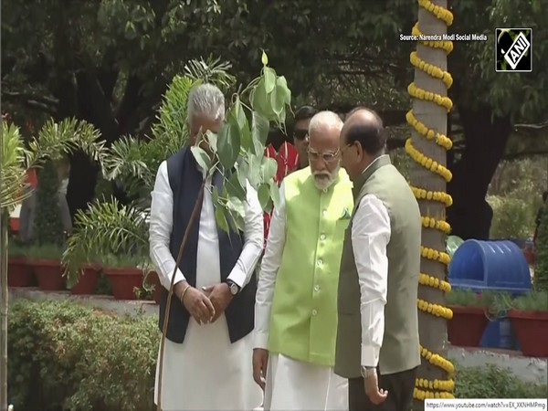 PM Modi plants sapling on World Environment Day