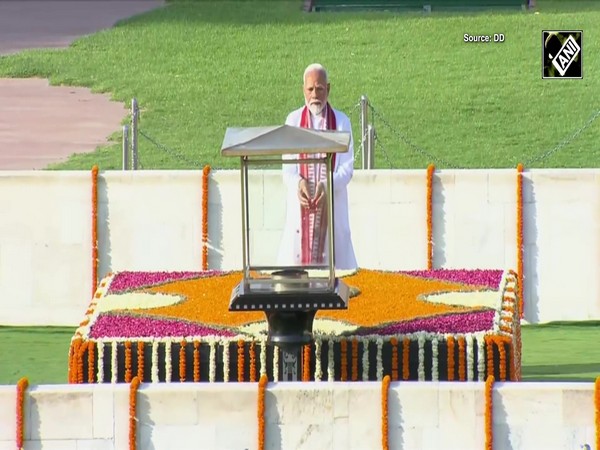 PM Modi pays tribute to Mahatma Gandhi at Rajghat, ahead of the swearing-in ceremony