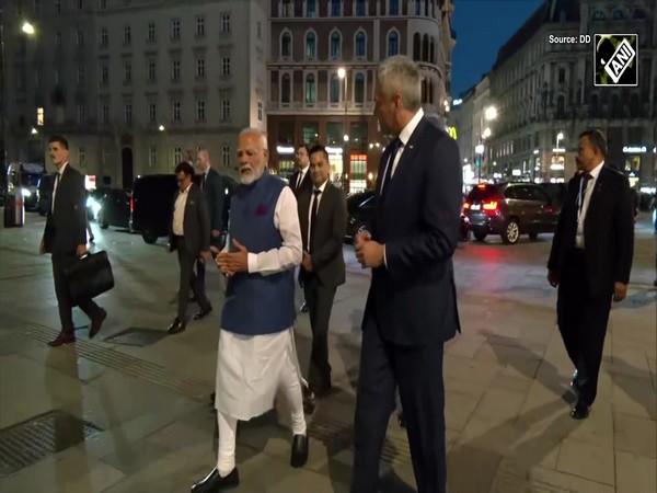 PM Modi joins Austrian Chancellor for dinner; clicks selfie with Indian diaspora outside venue