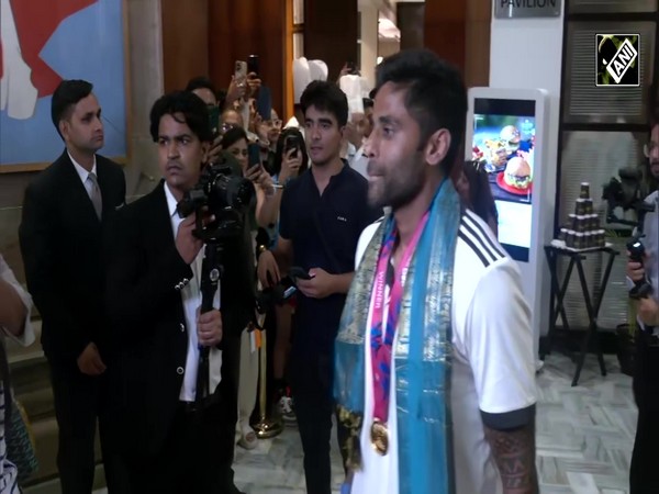 Team India receives rousing welcome at ITC Maurya after landing in national capital
