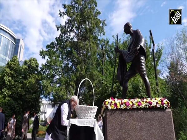 PM Modi Ukraine Visit: Prime Minister Narendra Modi pays tribute to Mahatma Gandhi in Kyiv