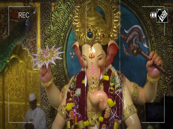 Maharashtra | Devotees offer prayers at Lalbaugcha Raja in Mumbai