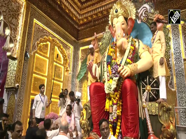 Home Minister Amit Shah, wife Sonal Shah offer prayers to Lalbaugcha Raja in Mumbai