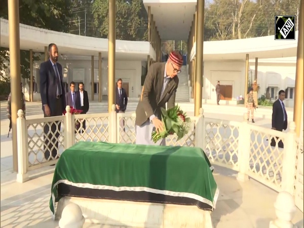 Omar Abdullah pays tribute at Mazar-e-Anwar of “Sher-e-Kashmir” ahead of swearing-in ceremony