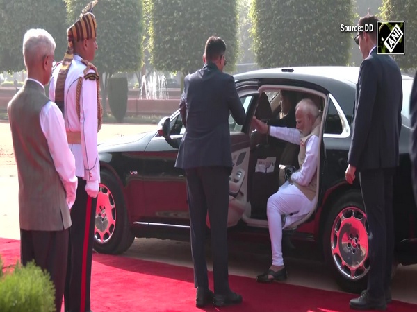 Maldives President receives ceremonial welcome at forecourt of Rashtrapati Bhavan