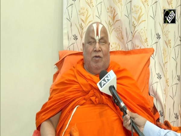 Jagadguru Rambhadracharya supports “Batenge To Katenge” remark, condemns Kharge’s remark on CM Yogi