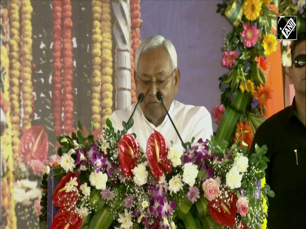 PM Modi smiles at Nitish Kumar’s “Idhar Udhar Nahi Jaayenge” promise on Janjatiya Gaurav Divas