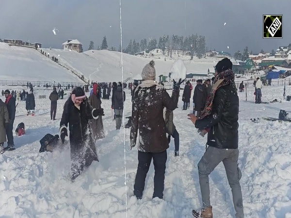 Tourists throng J&K’s Gulmarg to enjoy snowy New Year celebrations