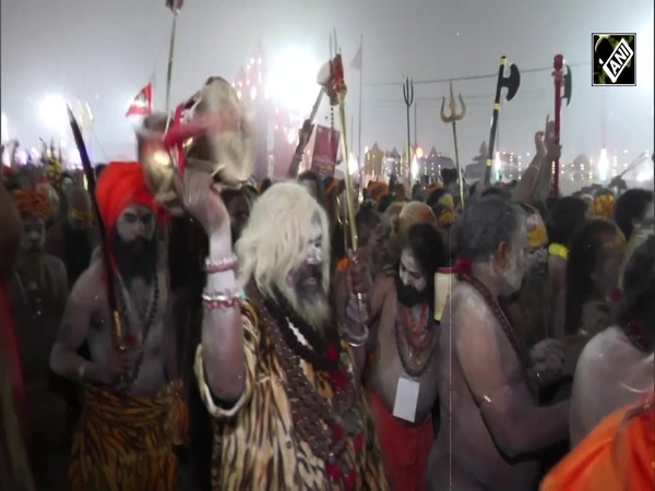 Hundreds of Naga Sadhus march toward Triveni Sangam for holy dip | Maha Kumbh 2025