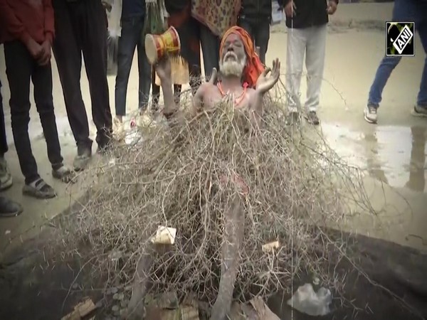 “Never hurts me…” 'Kaante Wale Baba' attracts eyeballs at Maha Kumbh as he lays down on thorns