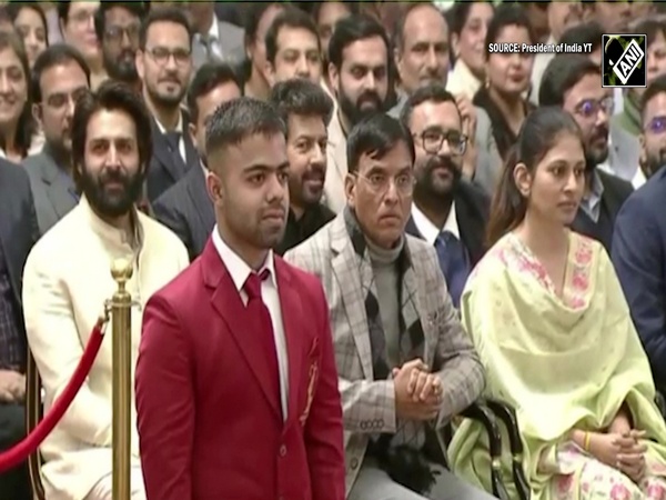 Kartik Aaryan’s smiles in background as Navdeep receives Arjuna Award from President Murmu