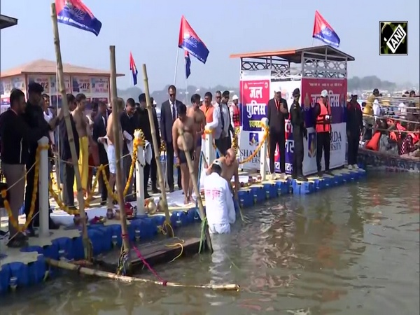 Maha Kumbh: Raksha Mantri Rajnath Singh takes holy dip at Triveni Sangam, peforms Ganga Aarti