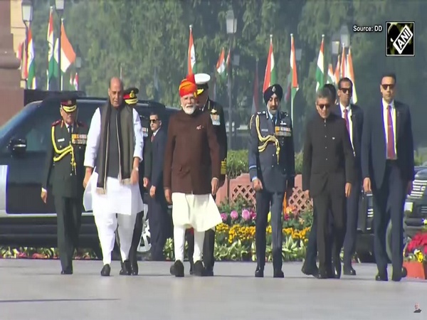 PM Modi pays homage to ‘Amar Jawans’ at National War Memorial on 76th Republic Day