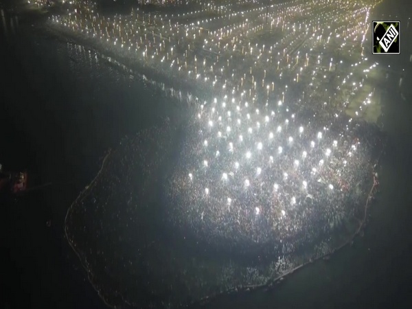 Devotees in large numbers throng Triveni Sangam in Prayagraj for Maha Kumbh on its last day