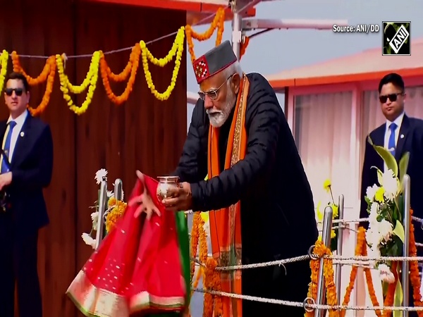 PM Modi offers prayers at Triveni Sangam after taking holy dip in Prayagraj