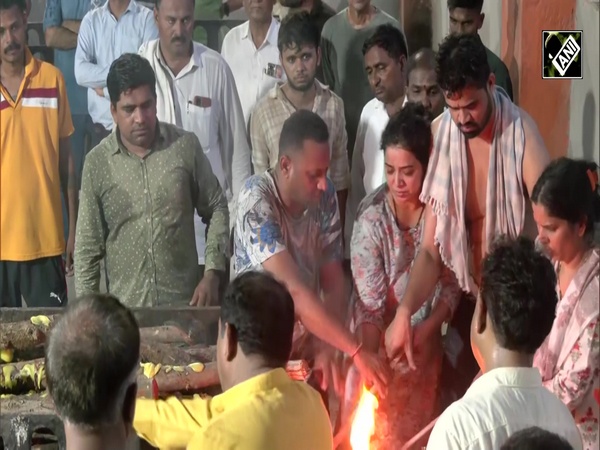 Family performs last rites of Dilip Desale at Maharashtra’s Panvel | Pahalgam Terrorist Attack