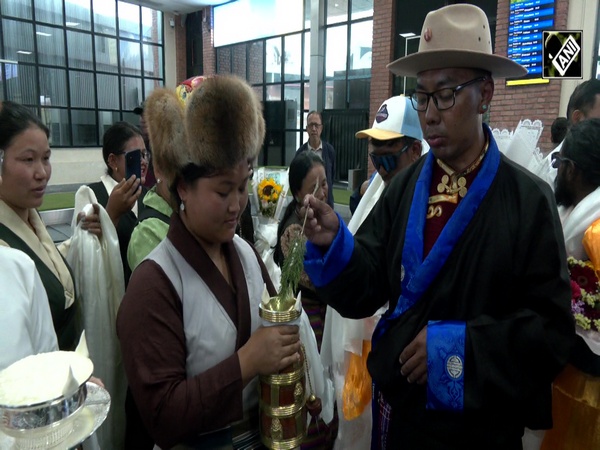 Nepali Sherpa rewrites climbing history with 4 Everest summits in 15 days
