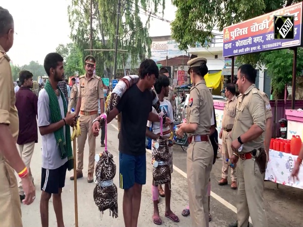 Police officers offer fruits, give foot massages to Kanwar pilgrims in UP