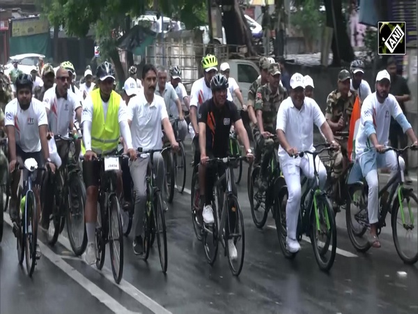 Mansukh Mandaviya cycles with Army personnel in Special ‘Fit India’ event honouring Kargil Heroes