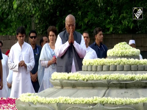 Kharge, Priyanka & other Congress leaders pay homage to Rajiv Gandhi on his birth anniversary