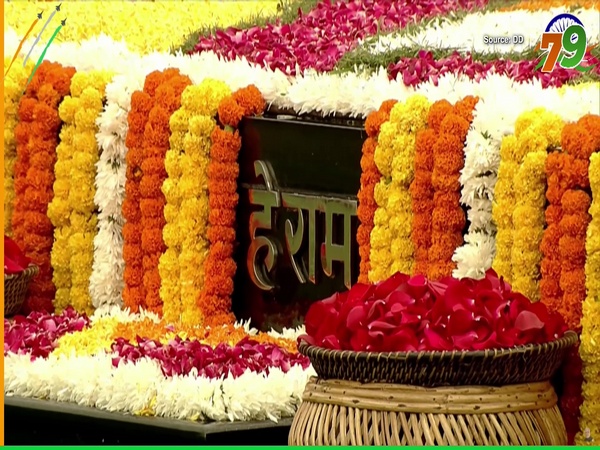 PM Modi pays tribute to Mahatma Gandhi at Rajghat on Independence Day