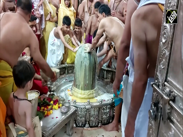 Thousands Gather for Sacred Bhasma Aarti at Mahakaleshwar Temple on Diwali