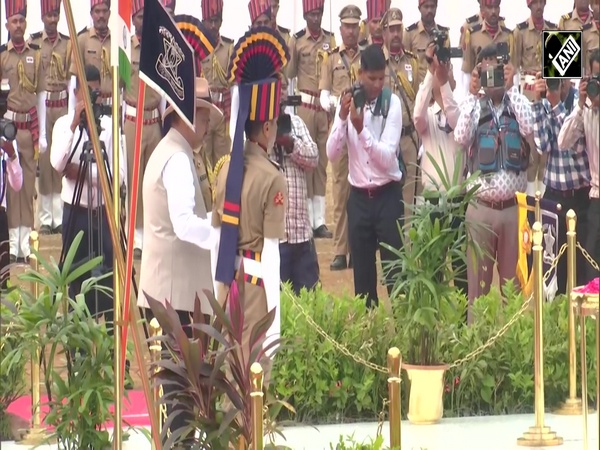 Maharashtra CM Fadnavis pays homage to police Martyrs on Police commemoration day