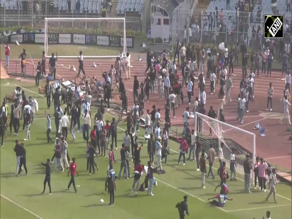 Messi Event: stadium vandalised, Police launch Lathi Charge, High Voltage drama at Salt Lake Stadium