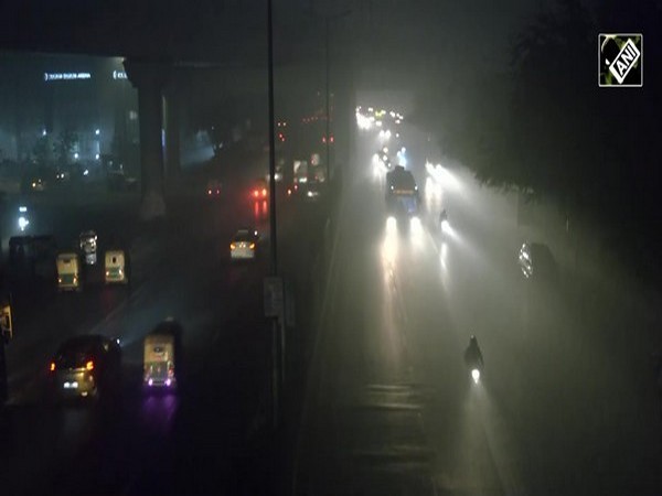 Thick layer of toxic smog engulfs Delhi, reduces visibility with the AQI ‘severe’ category
