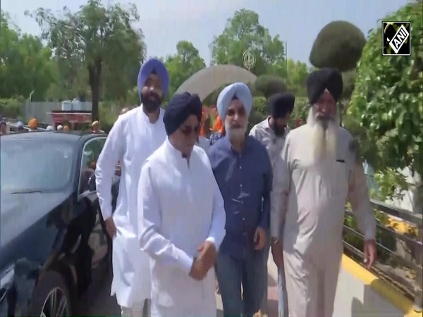Delhi Lieutenant Governor Taranjit Singh Sandhu visits Gurudwara Bangla Sahib to offer prayers