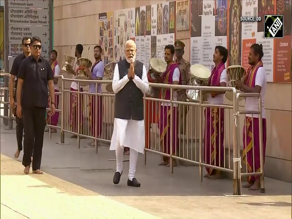 Watch! Prime Minister Narendra Modi offers prayers at Shri Kashi Vishwanath temple in Varanasi