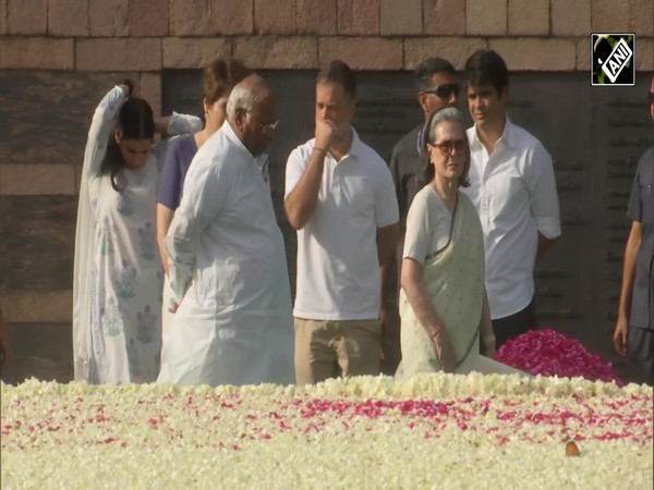 Sonia, Priyanka, Rahul Gandhi pay tribute to Rajiv Gandhi on his 35th death anniversary at Vir Bhumi