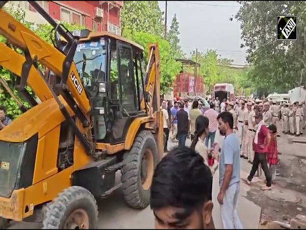 Delhi| DDA removes unauthorised structures, encroachments near Nigam Bodh Ghat in Yamuna Bazaar area