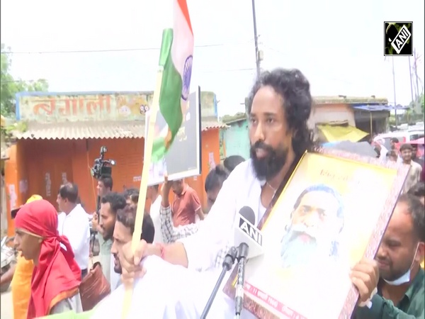 Ranchi: Student leader Mahto joins Vidhan Sabha Gherao march holding Shibu Soren's portrait in hand