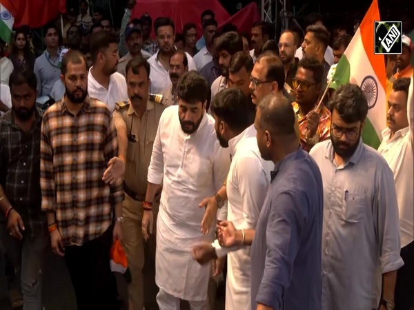 BJP, ABVP sing Full ‘Vande Mataram’ Song for ‘Yuva ki Awaaz’ at Savitribai Phule pune University