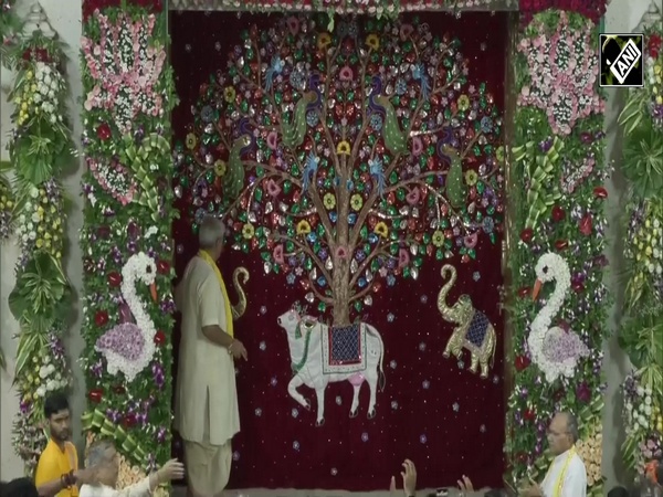 WATCH: Devotees gather at Shri Krishna Janmabhoomi for Krishna’s midnight birth celebrations
