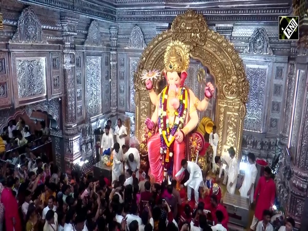 Devotees throng Mumbai's Lalbaugcha Raja to offer prayers during Ganeshotsav