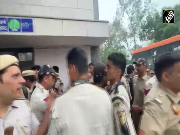 Watch! Delhi Police detain a few CJP protesters hiding inside washroom near Sansad Marg area