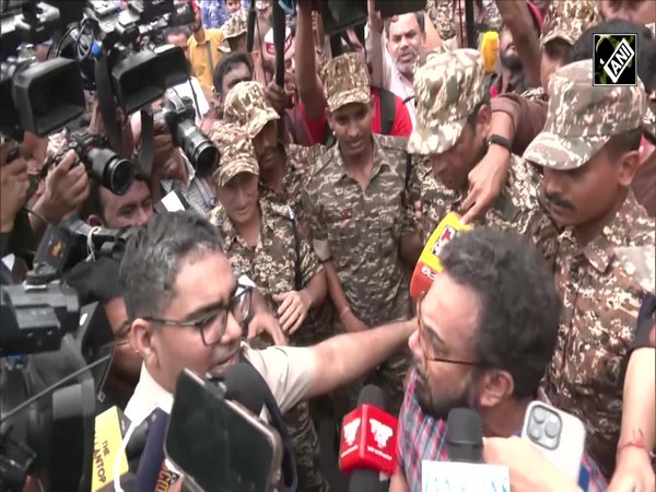 Heated Faceoff: CPI(M) MP John Brittas Detained by Delhi Police | Protest Against CEC