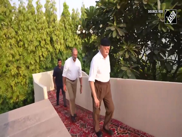 RSS Chief Mohan Bhagwat Performs ‘Shastra Puja’ During Vijayadashami Celebrations in Nagpur