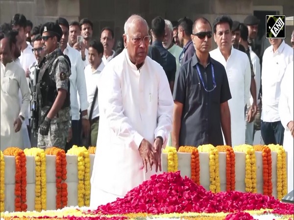 Congress leaders Rahul Gandhi, Mallikarjun Kharge pay tribute to Mahatma Gandhi at Rajghat