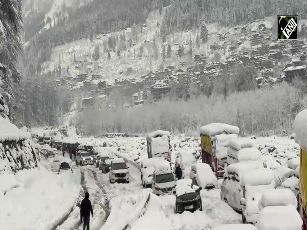 Heavy snowfall blocks highway in Manali, tourists stranded on national highway