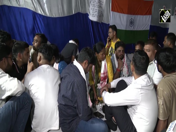 Talks conjectured as Ranchi SDM Kumar Rajat, ADM Dhananjay Kumar meet JPSC-JSSC protesting students
